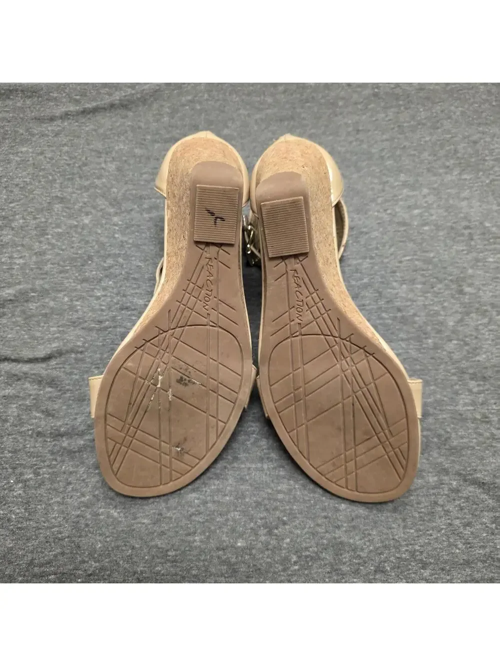 Kenneth Cole REACTION T-strap Vegan Leather Sandal sz 8.5 US